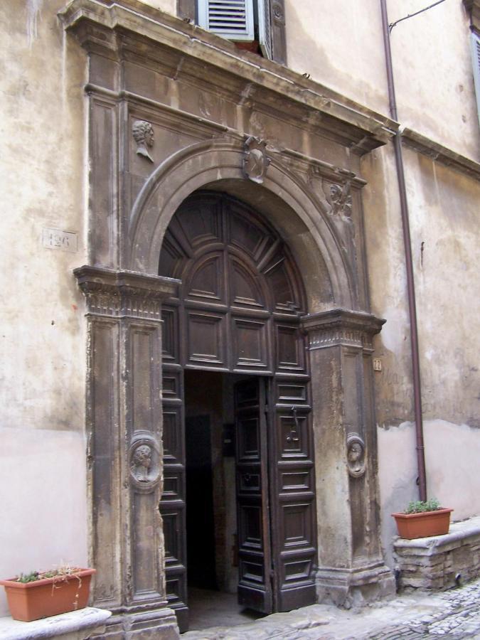 Palazzo Valenti - Camere in palazzo rinascimentale Trevi Esterno foto